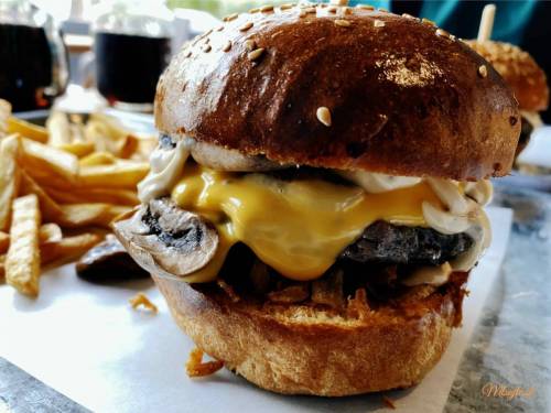 Fat Louis burger detail